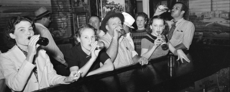 Men and women drinking beer at a bar in Raceland, Louisiana, September 1938.