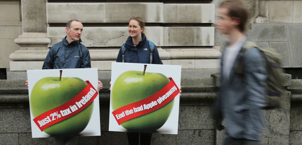 Two people protest about lack of tax Apple pay in Ireland