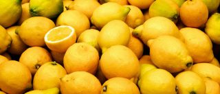 A large pile of lemons