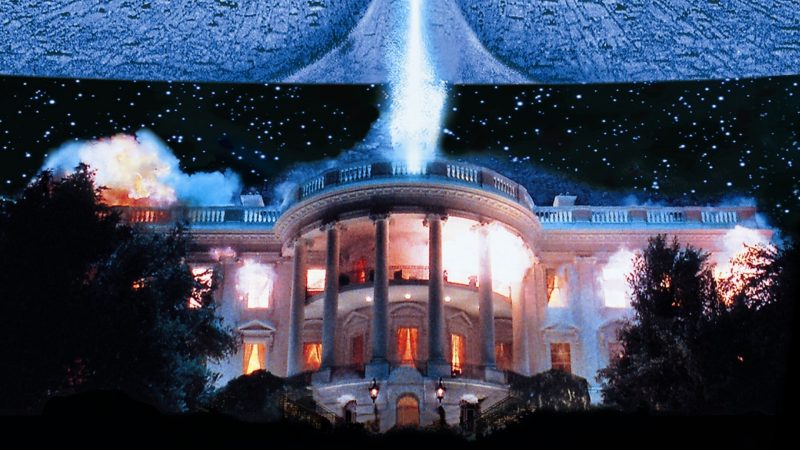 An alien spaceship destroys the White House in a still from Independence Day