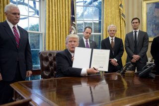 Trump signs TPP executive order