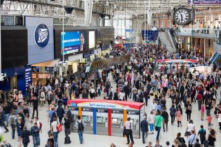 London_Waterloo_Interior_Rush_Hour_2,_London,_UK_-_Diliff