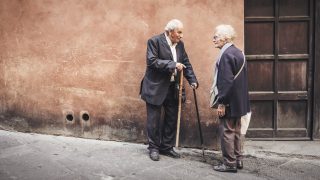 Old_people_conversing_(Unsplash)