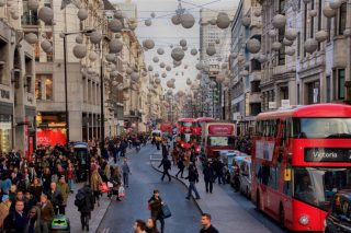 christmas-shopping-on-oxford-street-london_t20_pR7WYe