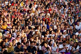 faces-of-a-diverse-crowd-of-people-attending-a-balinese-fire-dance_t20_AVjvz0