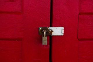 red-door-with-paddle-lock_t20_lWk0Wg