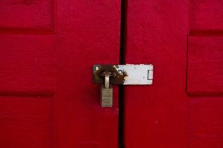 red-door-with-paddle-lock_t20_lWk0Wg