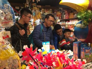 at-the-shopping-mall_t20_e9Zaxm