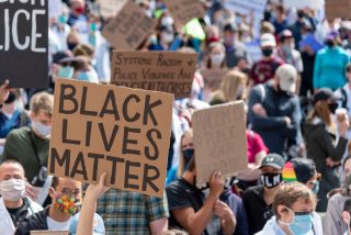 white-coats-for-black-lives-march-in-downtown-seattle-washington-with-many-diverse-health-care_t20_O0o2Vm