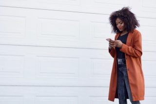 young-woman-on-the-phone_t20_6wJebO